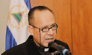 Régimen de Nicaragua desata una cacería contra el círculo cercano al obispo Abelardo Mata